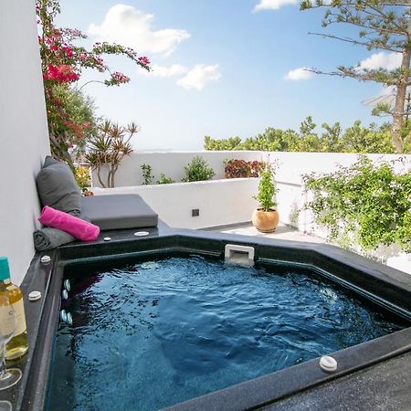 Sensia Luxury Studio With Hot Tub Oia  Bagian luar foto