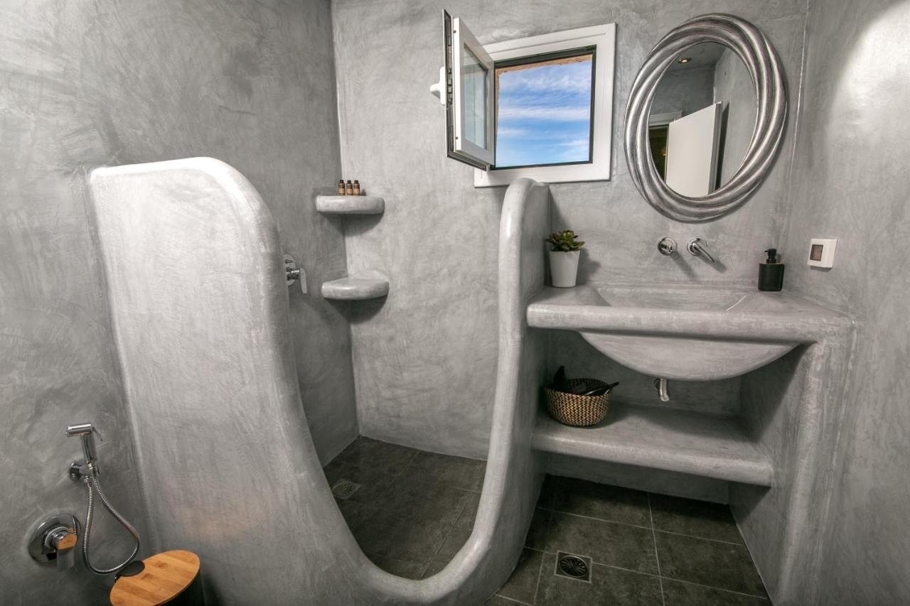 Sensia Luxury Studio With Hot Tub Oia  Bagian luar foto