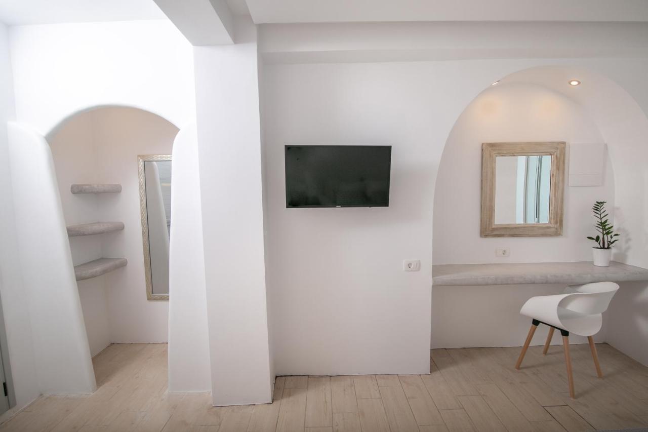 Sensia Luxury Studio With Hot Tub Oia  Bagian luar foto