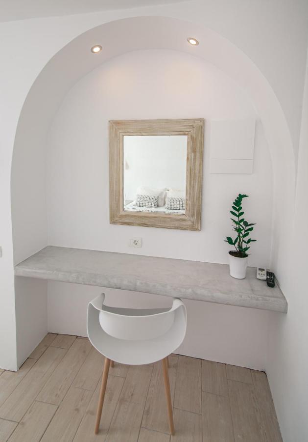 Sensia Luxury Studio With Hot Tub Oia  Bagian luar foto