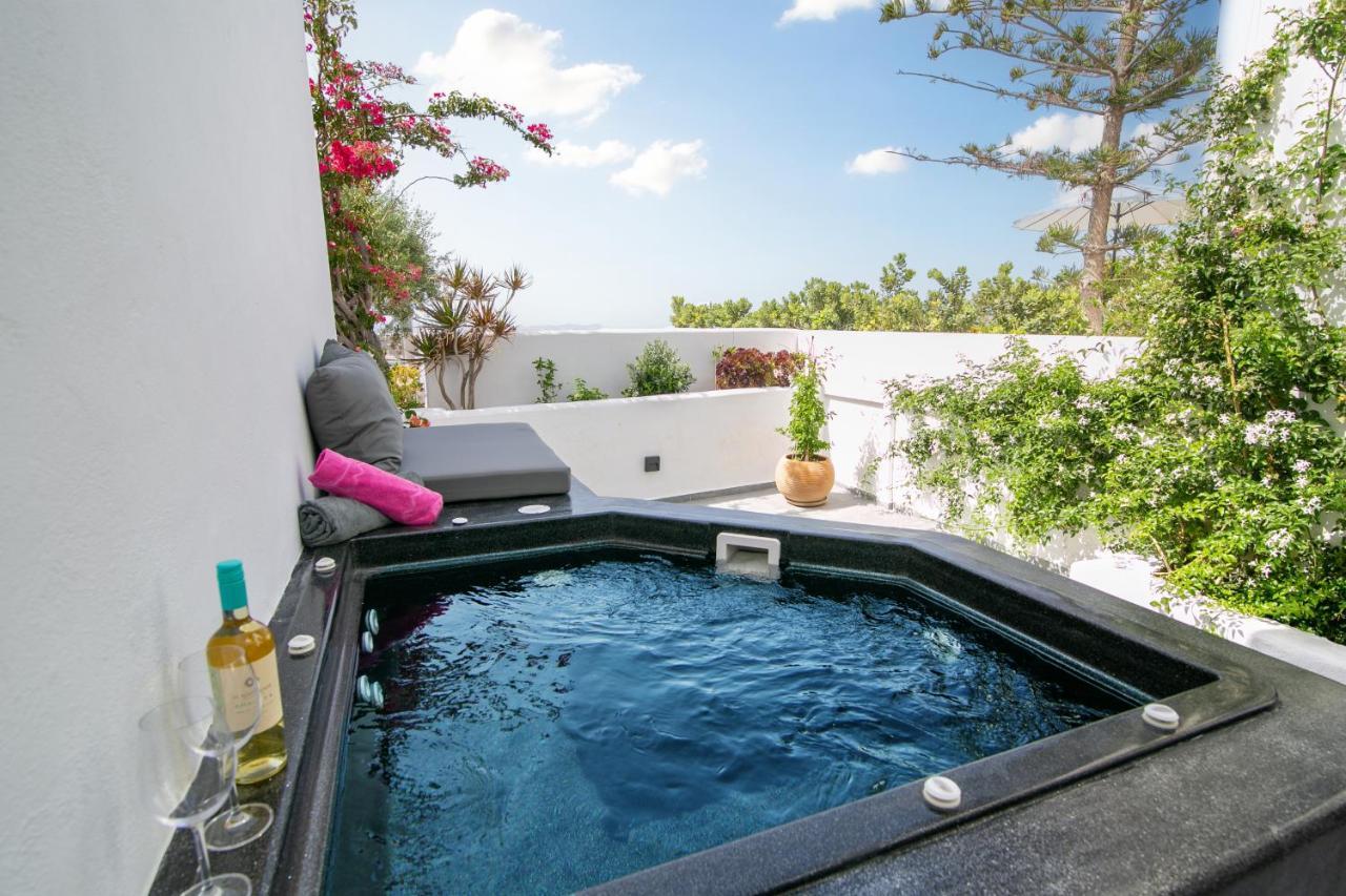 Sensia Luxury Studio With Hot Tub Oia  Bagian luar foto